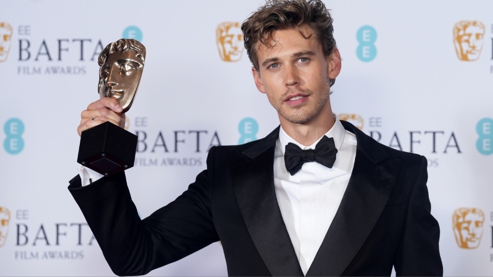 LONDON, ENGLAND - FEBRUARY 19: Austin Butler poses with the Leading Actor Award for his performance in