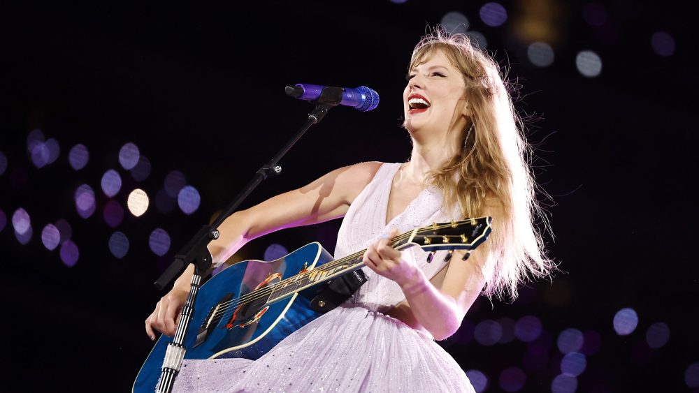 INGLEWOOD, CALIFORNIA - AUGUST 03: EDITORIAL USE ONLY. NO BOOK COVERS. Taylor Swift performs onstage during